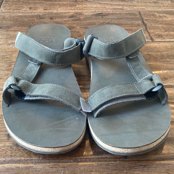 New Teva Universal Slide Sandals Mens 13 Gray Leather Adjustable Strap Hiking - Picture 3 of 9